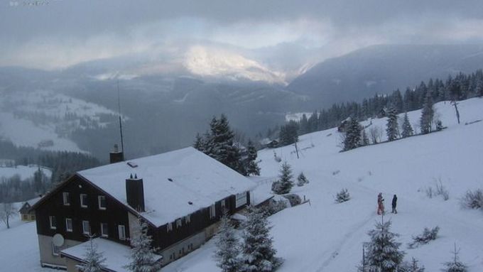 Zasněžený pohled dnes dopoledne z webkamery v Peci pod Sněžkou.