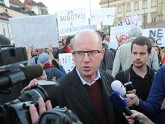 Snaha o sesazení Sobotky vyvolalo demonstraci na Hradčanském náměstí. 