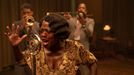 Viola Davisová coby Ma Rainey, vzadu jsou Chadwick Boseman jako Levee a Colman Domingo v roli Cutlera.