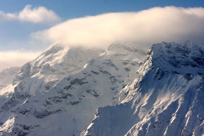 Rakousko, Schladming - Dachstein Tauern  Rozsáhlá oblast Schladming tvořená 9 skiareály, mezi něž náleží i Dachsteinský ledovec leží jen něco přes 400 km z Prahy i Brna. Lyžaři si mohou zakoupit kompletní skipas, zahrnující možnost lyžování na sjezdovkách o celkové délce 860 km. Adrenalinoví nadšenci si nenechají ujít freeridovou legendu Edelgriess, 18 km dlouhý sjezd hlubokým sněhem. Místní technickou lahůdkou je kombinovaná kabinkovo-sedačková lanovka Sun Jet v Hochwurzenu.  Oblast je díky 472 km upravených běžkařských tratí rájem příznivců bílé stopy.