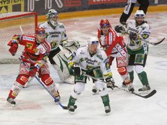 Týmy HC Slavie Praha a HC Energie Karlovy Vary postoupily do letošního finále play-off hokejové extraligy. Měření jejich sil začalo v pátek prvním zápasem.