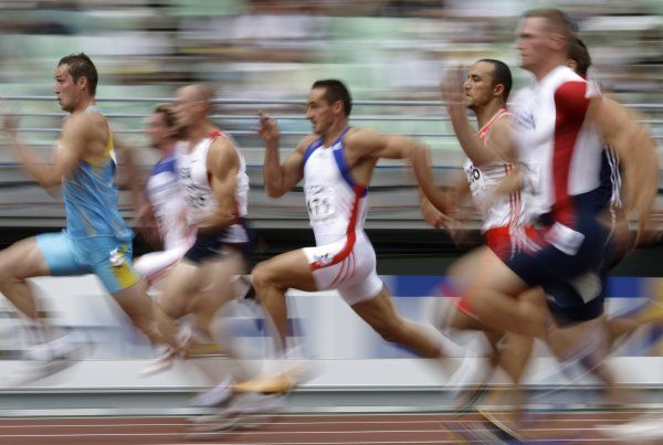 Roman Šebrle v běhu na 100 m, zcela vlevo Josef Karas.