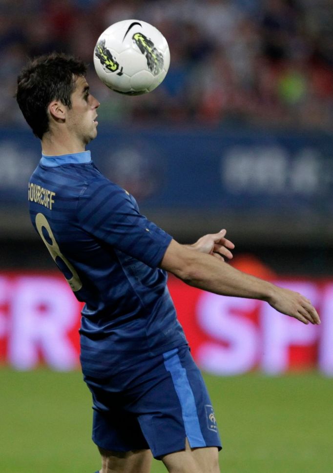 Francouzský fotbalista Yoann Gourcuff zpracovává míč v utkání s Islandem ve Valenciennes před Eurem 2012.