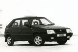 Škoda Favorit - 548 změn obdržela začátkem roku 1993 představená modernizace Škody Favorit. Možná si ještě vzpomenete na kultovní reklamu s vlaječkami, kde všude se auto zlepšilo. Byla to první modernizace vozu provedená skutečně pod taktovkou Volkswagenu a poznáte ji třeba podle "knírku" v čelní masce. Změnila se označení jednotlivých výbav, motory pak dostaly jednobodové vstřikování Bosch. Nutno podotknout, že cenově už i tyto "poslední" Favority, případně Formany, začínají pomalu růst. Dá se narazit samozřejmě i na kousky za pár desítek tisíc, některé zachovalejší vozy se ale šplhají i ke 100 tisícům.