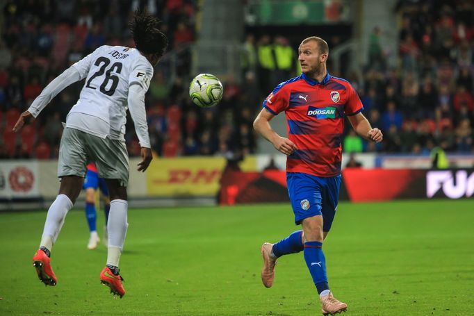 Costa Nhamoinesu (26) v zápase 10. kola Plzeň - Sparta.