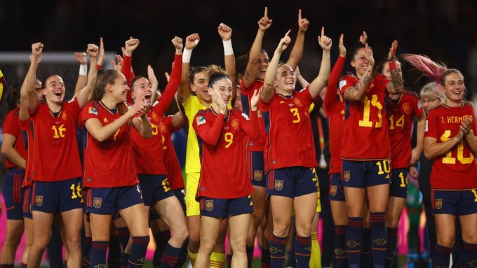 Španělské fotbalistky slaví titul mistryň světa.