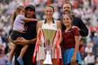 Nejstarší šampionka po Sereně. Němka prolétla k titulu v Londýně až z kvalifikace