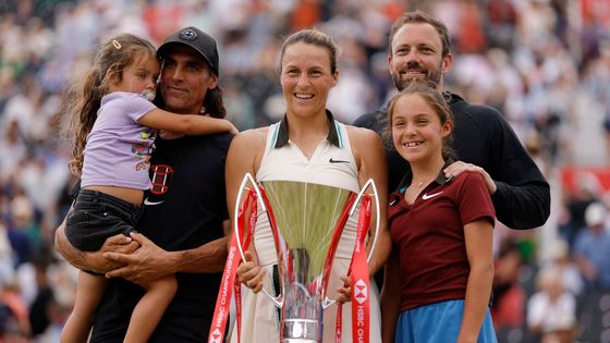 Tatjana Mariaová s rodinou slaví titul na turnaji v Queen's Clubu