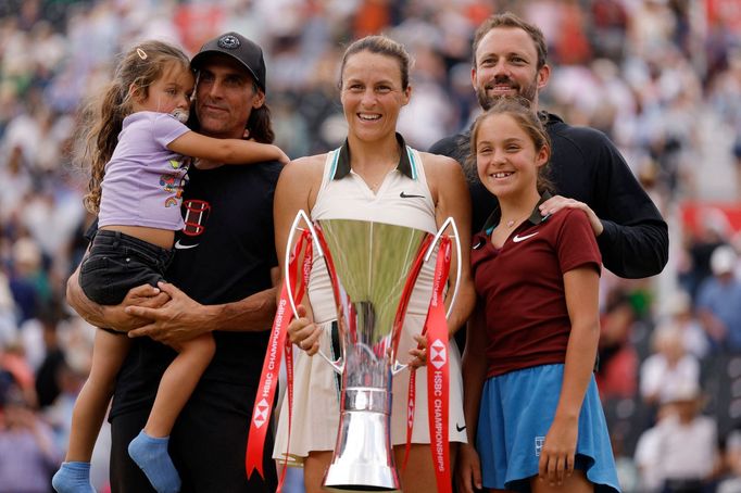 Tatjana Mariaová s rodinou slaví titul na turnaji v Queen's Clubu.