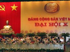 Na dnes zahájeném sjezdu nechybí velká busta Ho Či-mina.