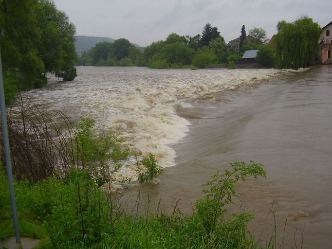 Rozbouřená Berounka v Černošicích.