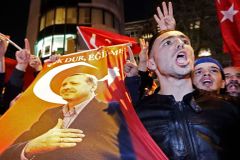 Turci mají strach, tvrdí před klíčovým referendem bývalý velvyslanec Laně. Erdogan miluje moc, říká