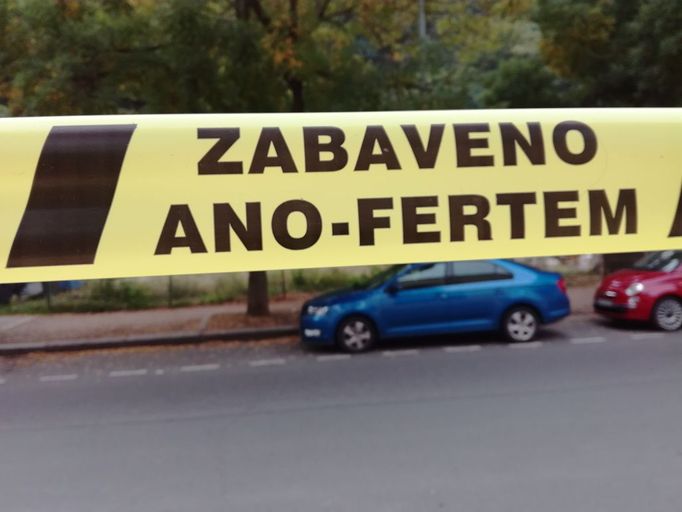 Spolek Milion chvilek v pondělí ráno připravil v desítkách měst po celém Česku happening s názvem "Zabaveno ANO-FERTEM".