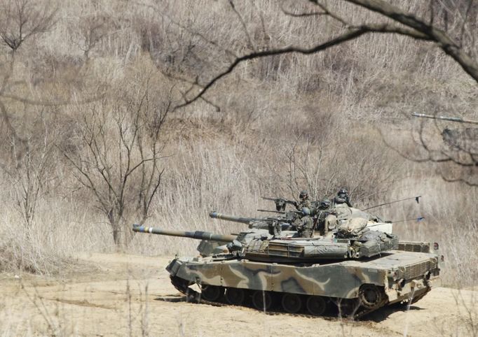 South Korean soldiers from an artillery unit participate in a military drill near the demilitarised zone separating North Korea from the South, in Paju, north of Seoul March 29, 2013. North Korea put its missile units on standby on Friday to attack U.S. military bases in South Korea and the Pacific, after the United States flew two nuclear-capable stealth bombers over the Korean peninsula in a rare show of force. North Korean leader Kim Jong-un signed off on the order at a midnight meeting of top generals and "judged the time has come to settle accounts with the U.S. imperialists in view of the prevailing situation", the official KCNA news agency said. REUTERS/Lee Jae-Won