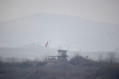 KLDR vypálila u hranic s Jižní Koreou na 200 granátů. Soul evakuoval přilehlý ostrov