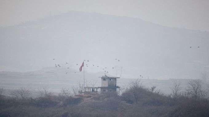 Severokorejská stráž na hranici s Jižní Koreou.