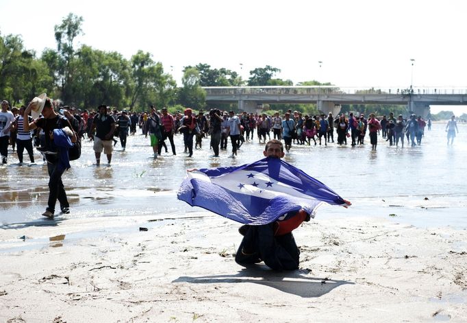 Migranti z Hondurasu doufají, že se jim podaří překročit hranice do Mexika. Ani pak ale nemají vyhráno.