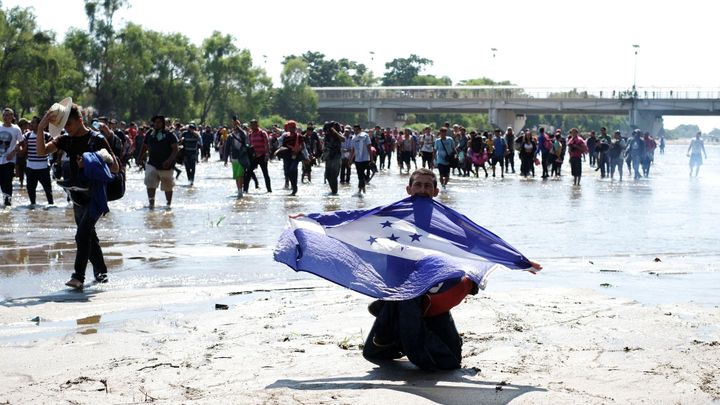 Chtějí do USA, ale neprojdou ani přes Mexiko. Země vrací migranty domů v letadlech