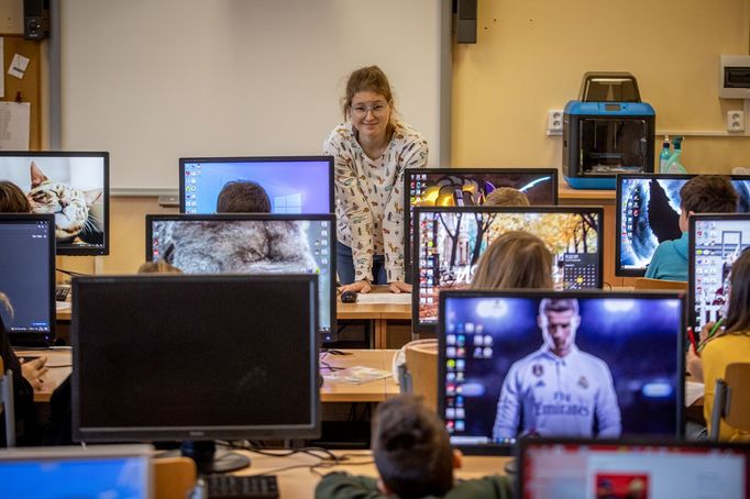 "Děti umí hrát hry na mobilu či tabletu, to zvládají úplně perfektně. Ale když po nich chcete něco praktického, třeba připravit prezentaci, je to horší," říká učitelka.