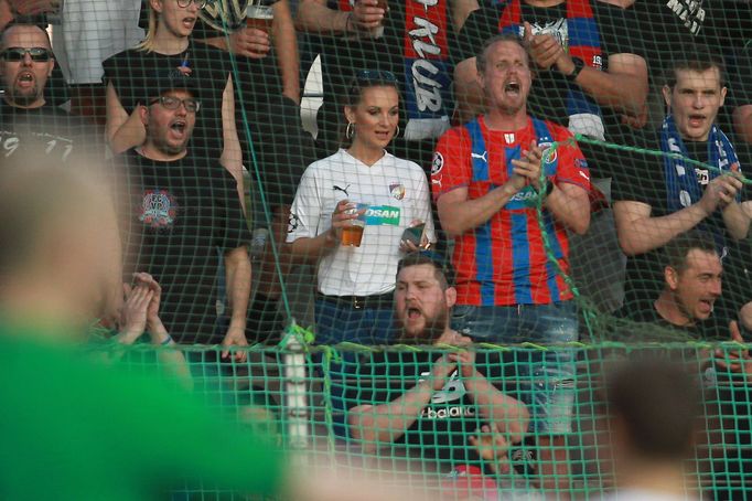 Viktoria Plzeň slaví titul (David Limberský s přítelkyní)