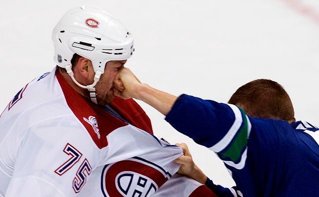 Rick Rypien vs Hal Gill.