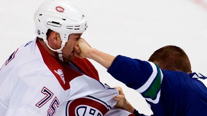 NHL se rozjela pěkně tvrdě, podívejte se na fotky těch nejlepších bitek
