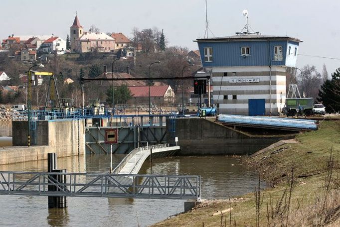 V sedmdesátých letech byl pod Týncem postaven jez se zdymadlem a hlavní koryto Labe narovnáno. Podle místních to proti povodním hodně pomohlo.