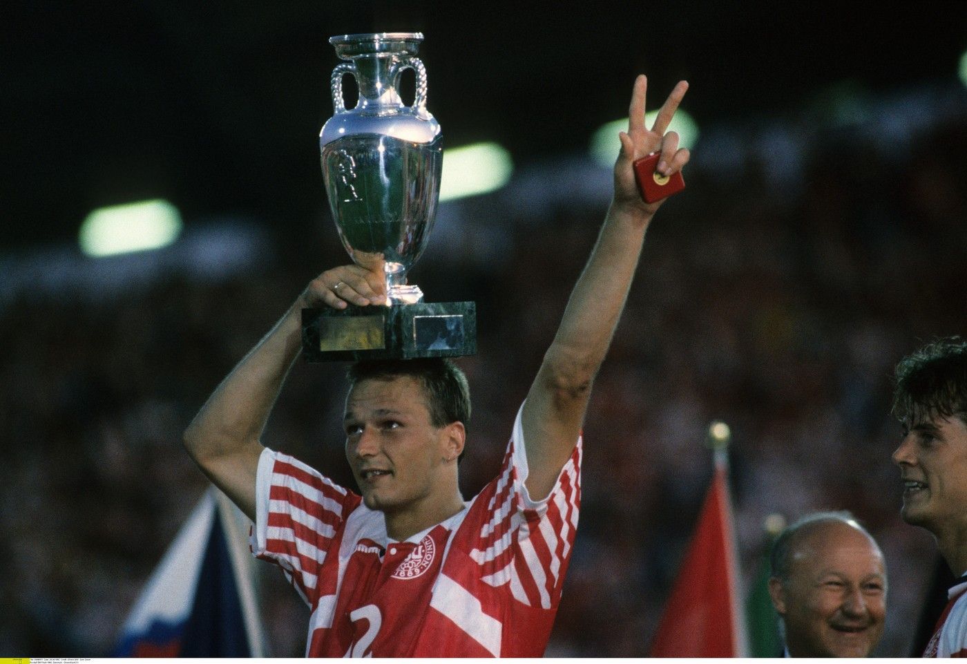 Dánský obránce Torben Piechnik s trofejí pro mistry Evropy 1992