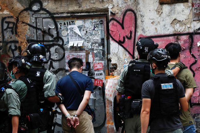 Nový národně bezpečnostní zákon dává Číně možnost potrestat opozici a demonstranty v Hongkongu. Tisíce lidí přesto protestují.