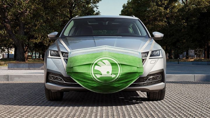 Kreativita v boji s koronavirem. Automobilky mění loga, Škoda nasadila Octavii roušku