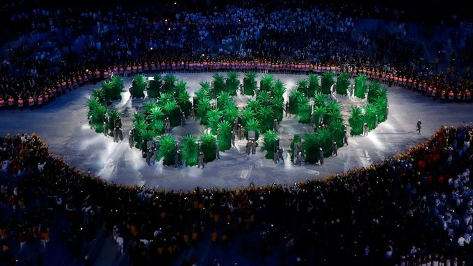 Velká olympijská show byla ve znamení přírody a tance. Nezastínily ji protesty ani tajemný batoh