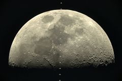 Amatérský astronom nafilmoval svým fotoaparátem průlet vesmírné stanice ISS kolem Měsíce