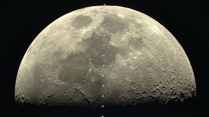 Přelet ISS nad měsícem na videu Thierryho Legaulta. Stanice se pohybovala rychlostí 28 tisíc km/h.