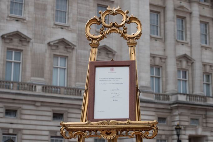 Oznámení o narození třetího potomka prince Williama a vévodkyně Catherine.