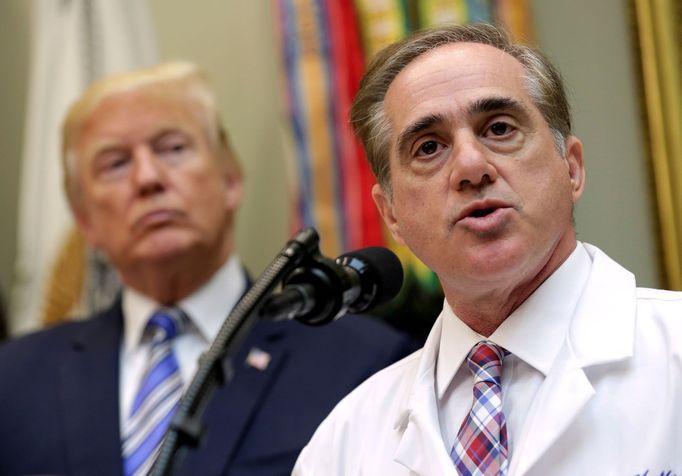 Donald Trump a David Shulkin.