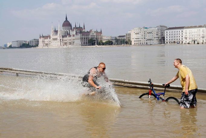 Důkaz, že na všem zlém se dá najít něco dobrého. Zvlášť, když i v Maďarsku panují vedra...