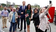 Voskové figuríny prince Harryho a Meghan Markleové jsou neustále okupovány fanoušky, kteří se s nimi chtějí vyfotit.