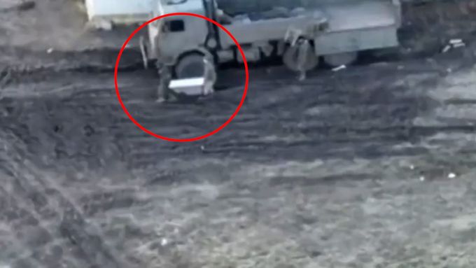 Ruští vojáci si do nákladního auta odnesli vanu a židli patrně ukradenou z ukrajinských obydlí.