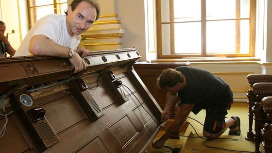 Poslanecké lavice v pohybu. Kvůli rekonstrukci