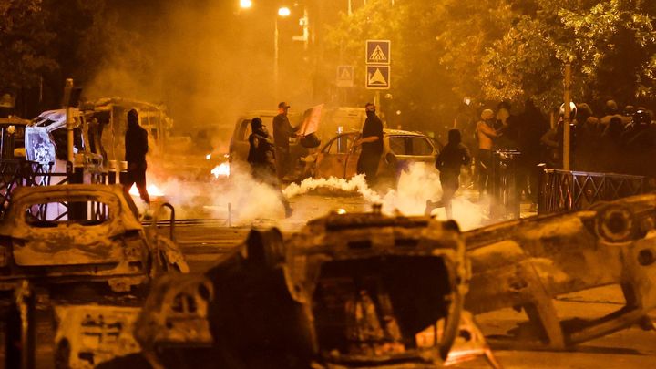 Francie má za sebou další noc plnou výtržnictví, policie zatkla několik stovek lidí