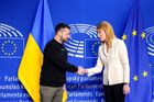 Ukrajina může hned jednat o vstupu do EU, říká expertka. Letošek ale spíš nevyjde