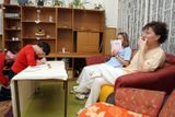 Odpolední program v domově Vincentinum: na dvě desítky klientů a dvě pracovnice sedí v přeplněné společenské místnosti.