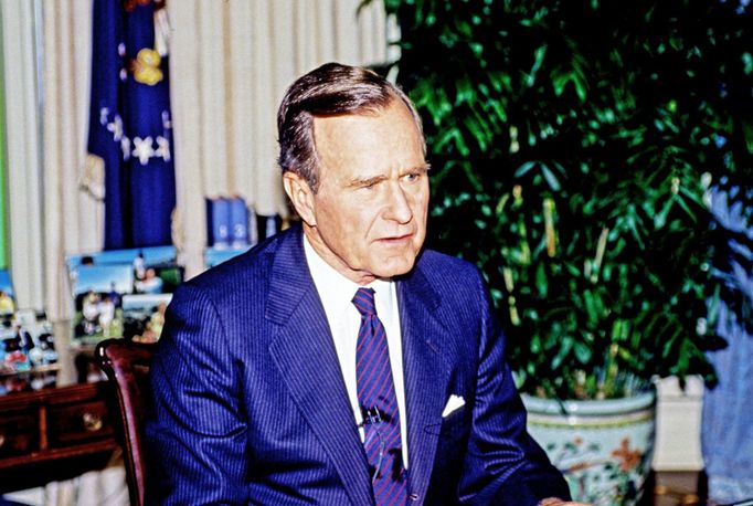 Prezident USA George H.W. Bush v Oválné pracovně Bílého domu po oznámení začátku letecké ofenzívy pro osvobození Kuvajtu - 16. ledna 1991.