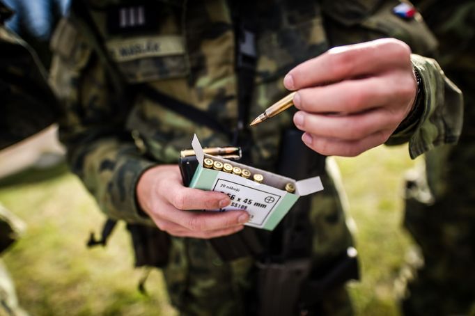 Manipulaci se zbraní včetně výměny munice museli zvládnout všichni sami. Po čase už práce s náboji nedělala problém nikomu.