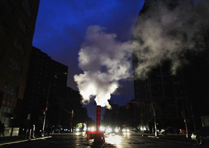 Steam rises from out of a vent in the middle of a blackout in the aftermath of Hurricane Sandy in New York October 31, 2012. New York City and the sodden U.S. Northeast began an arduous journey back to normal on Wednesday after mammoth storm Sandy killed at least 64 people in a rampage that swamped coastal cities and cut power to millions. REUTERS/Carlo Allegri (UNITED STATES - Tags: SOCIETY ENVIRONMENT DISASTER ENERGY TPX IMAGES OF THE DAY) Published: Lis. 1, 2012, 4:08 dop.