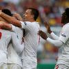 Angličtí fotbalisté sleví gól v utkání Francie - Anglie na Euru 2012
