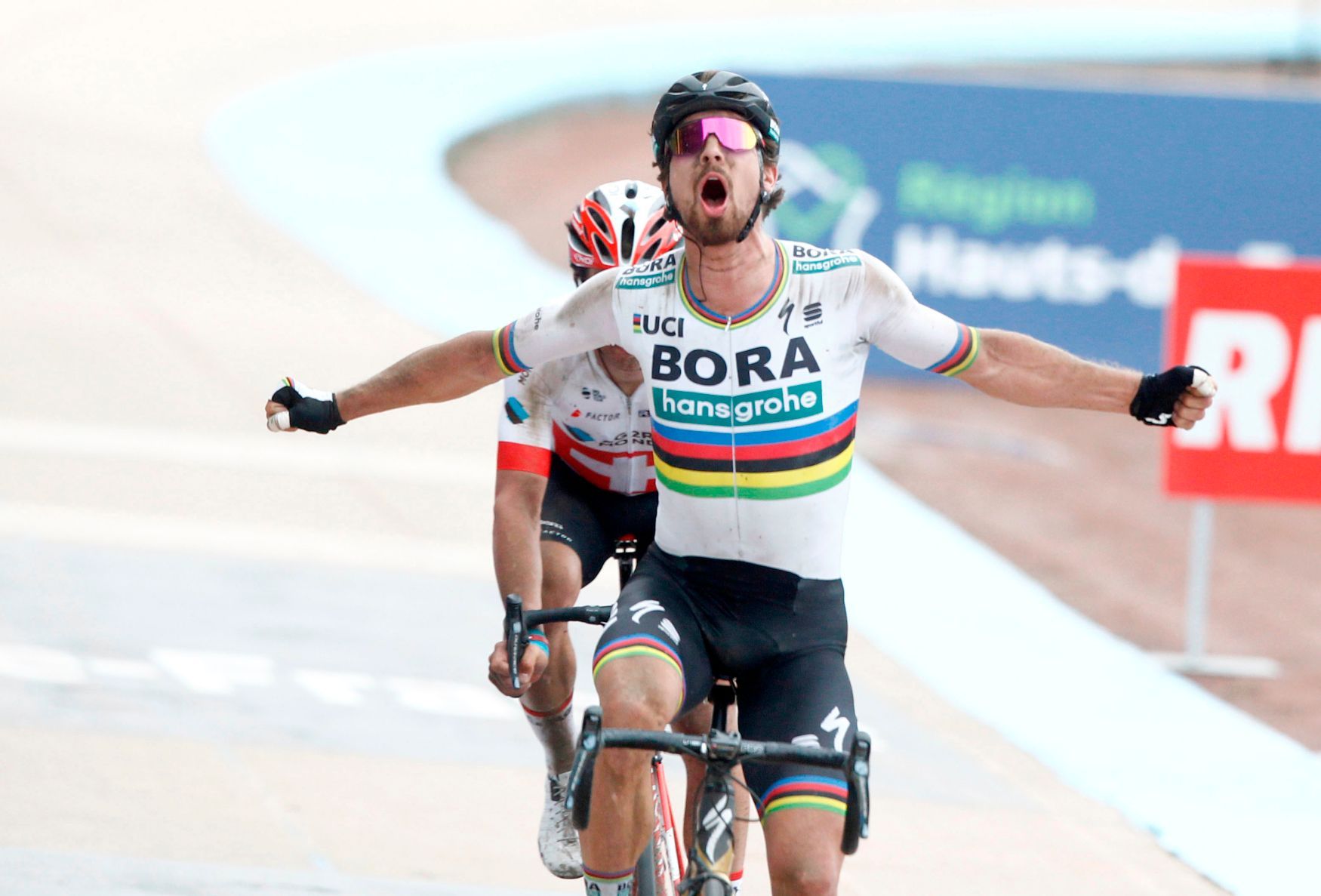 Peter Sagan slaví triumf na Paříž-Roubaix