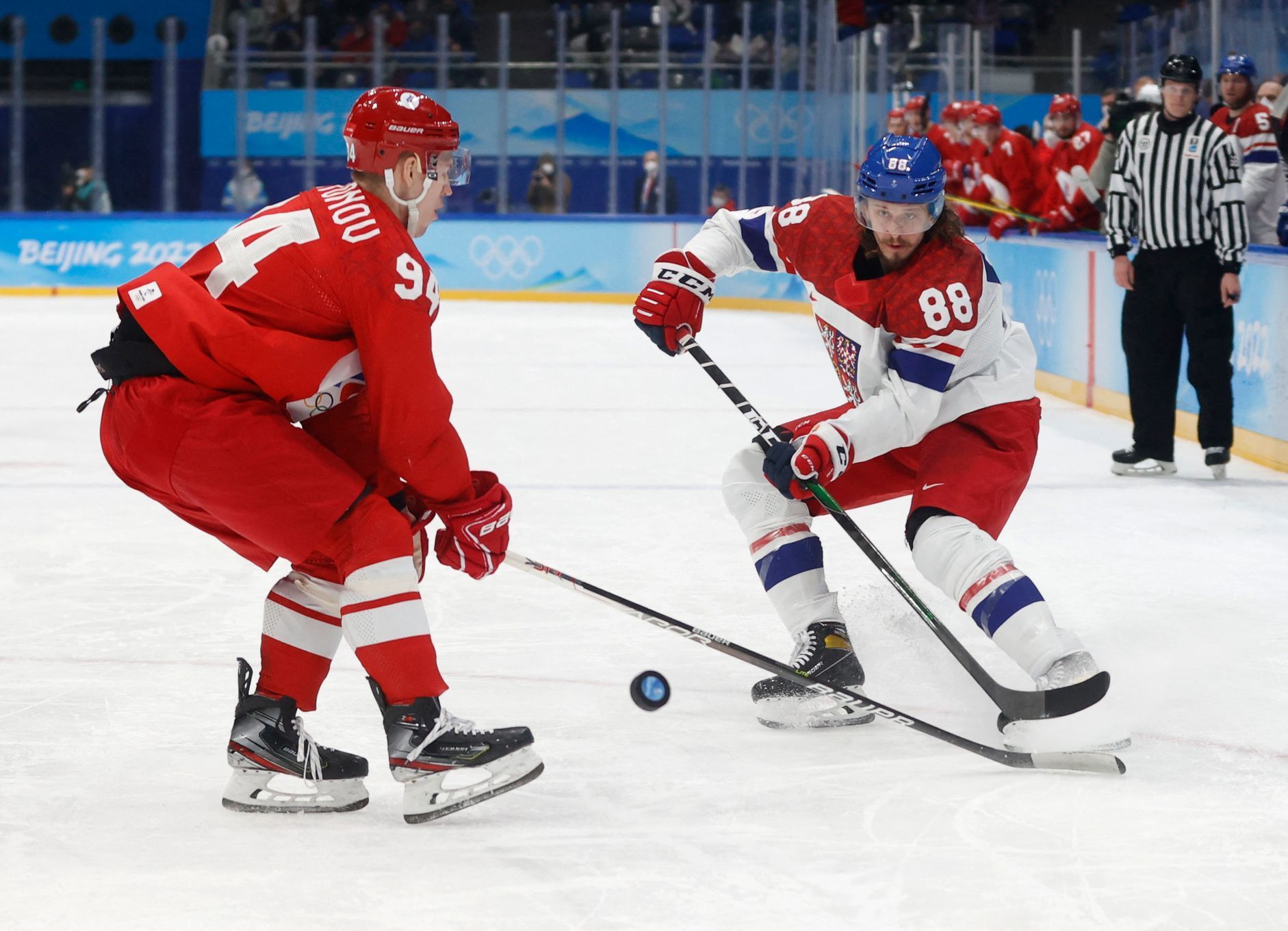 Libor Šulák a Kirill Semjonov v zápase Česko - Rusko na ZOH 2022 v Pekingu