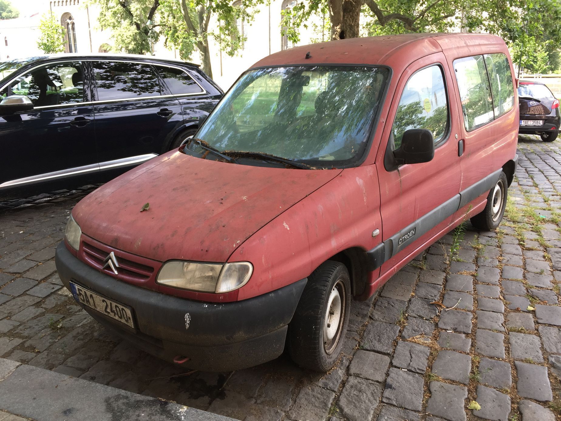 Vraky aut v ulicích Prahy