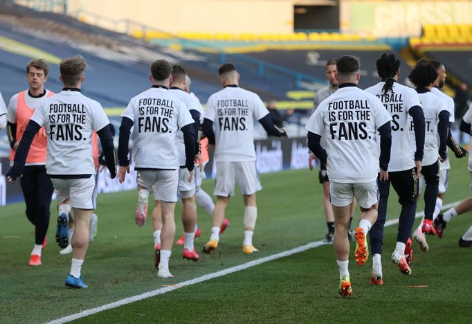 Protesty proti fotbalové superlize před zápasem Leeds - Liverpool.